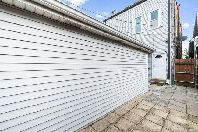 Building Photo - 512 W 37th St