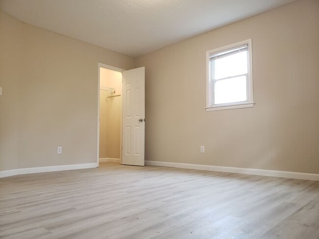 Building Photo - SPACIOUS 3 BEDROOM 2 BATH AVAILABLE NOW!!