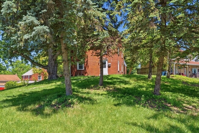 Building Photo - 624 Elm Dr
