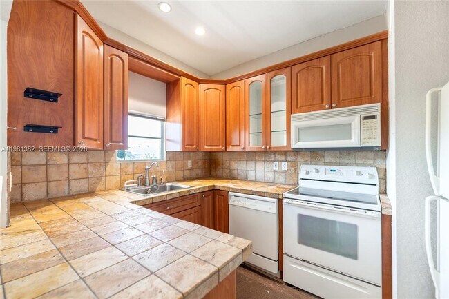 Building Photo - 2225 NE 123rd St