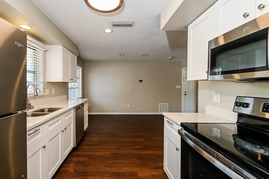 Building Photo - 712 Canterbury Rd