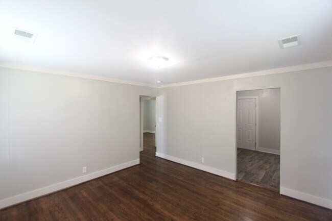 Building Photo - New on the Market and Newly Renovated!