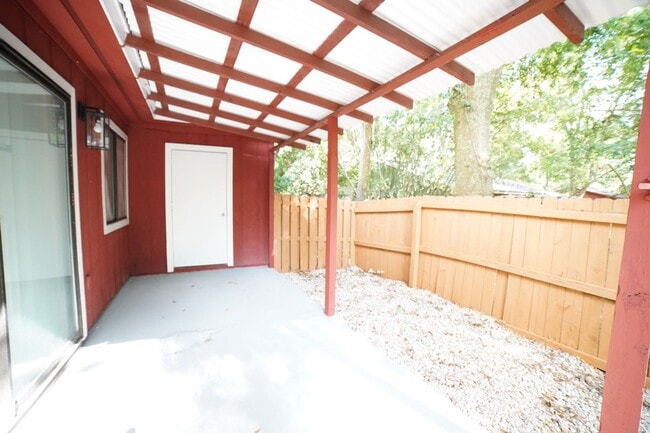 Building Photo - 2 bed / 1 bath Townhome on Tharpe