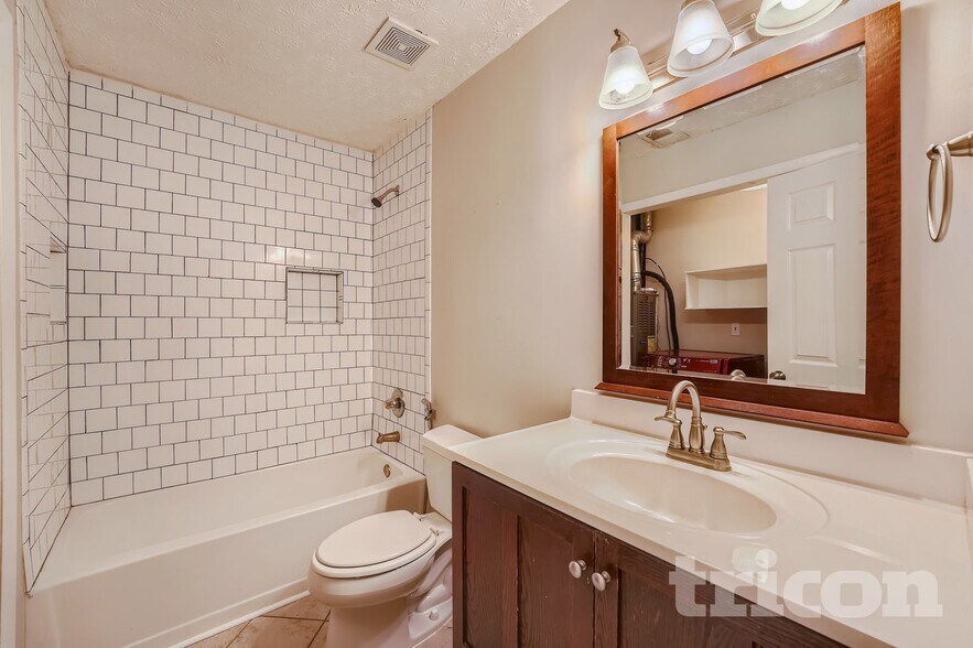 Building Photo - 414 River Point Dr