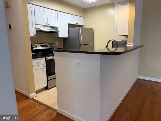 Building Photo - 5911 Barbados Pl