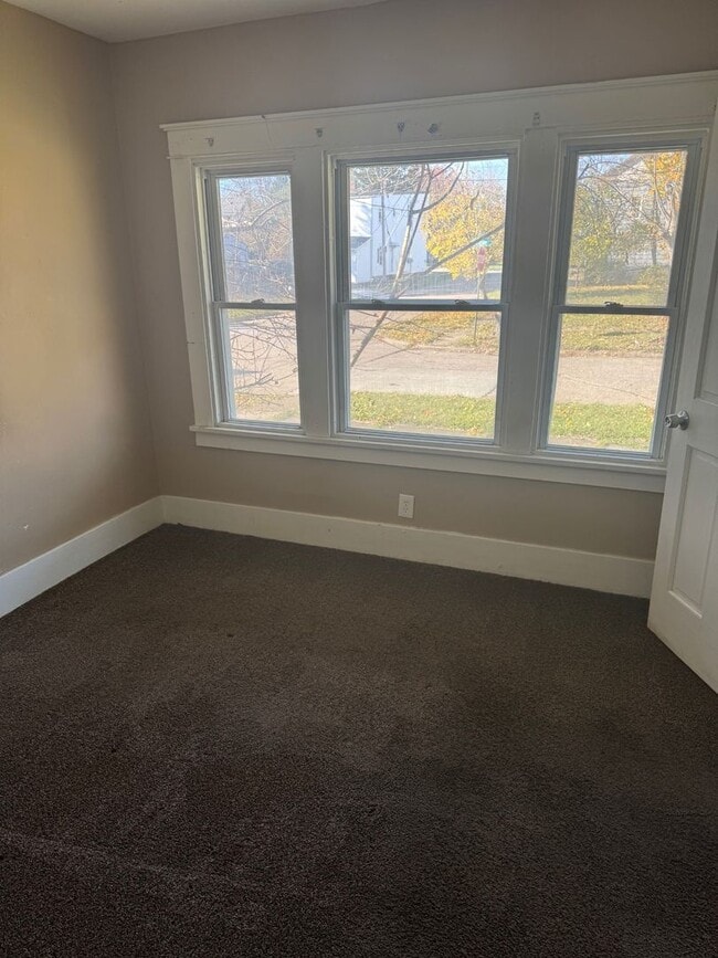 Building Photo - Charming 3-Bedroom Property in Prime Location