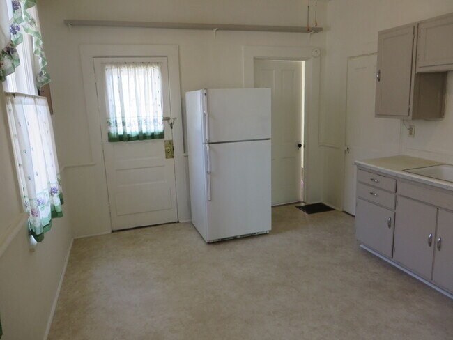 Building Photo - Large Three Bedroom, 1.5 Bathroom Home hal...