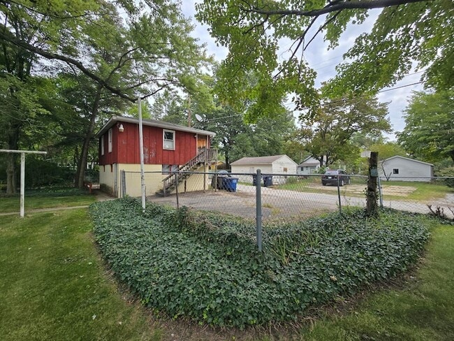 Building Photo - 721 N Carroll Ave