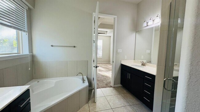 Building Photo - 807 Copper Lake Rd