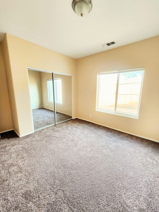 Building Photo - Welcome Home to this beautiful 3 Bed 2 Bath Home