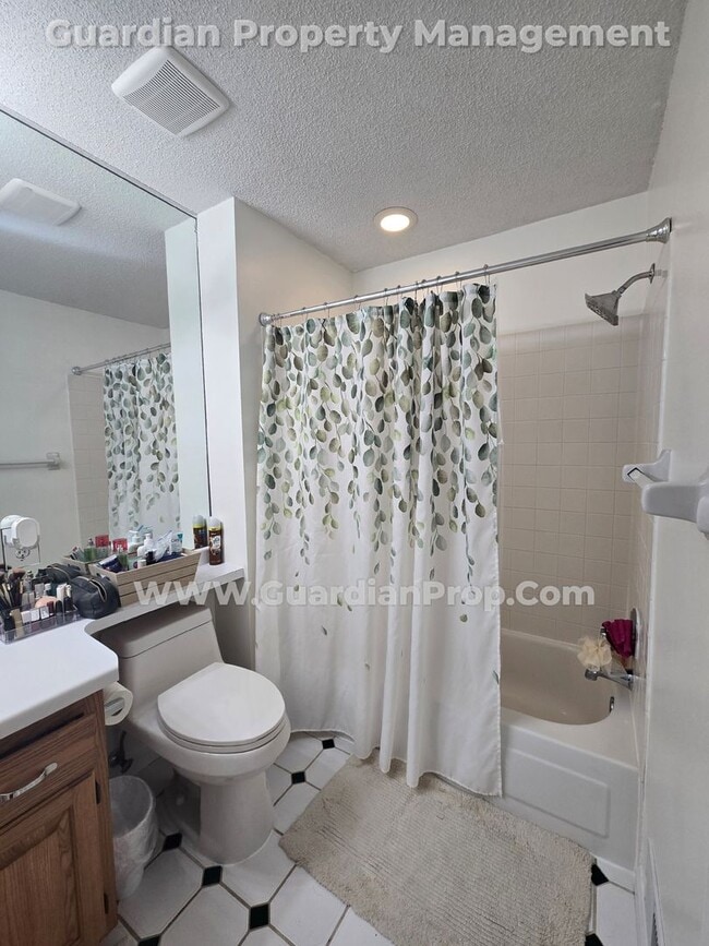 Building Photo - Plymouth Town Home (Wayzata Schools), Larg...