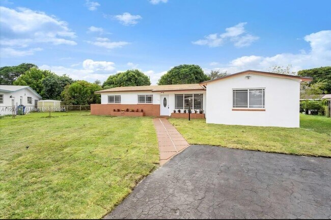 Building Photo - 7160 SW 5th Ct