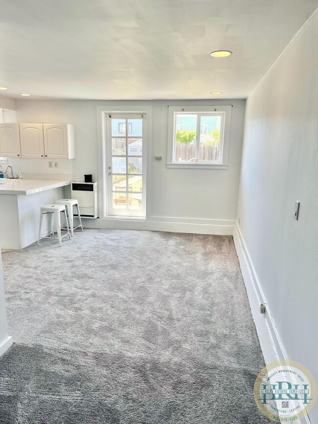 Building Photo - Charming Studio Nestled in the Heart of the Sunset District