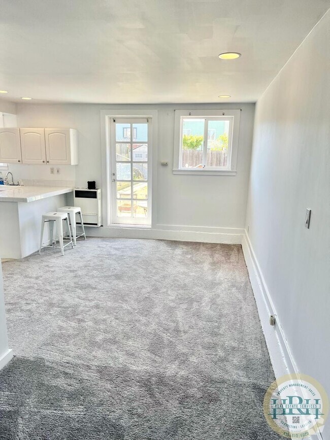 Building Photo - Charming Studio Nestled in the Heart of th...