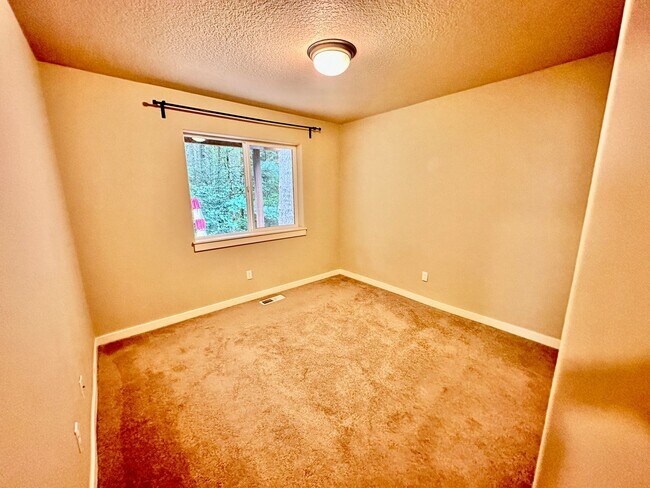 Building Photo - Beautiful 6-bedroom 4-bathroom home in an upscale neighborhood in the Sexton Mountain section of ...