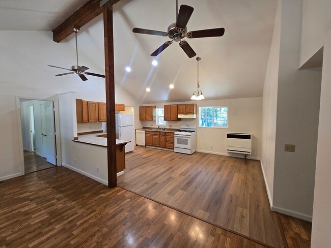Building Photo - Charming 3-bedroom, 2-bathroom house locat...
