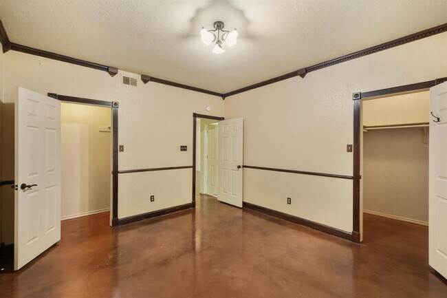 Building Photo - 4711 Spicewood Springs Rd