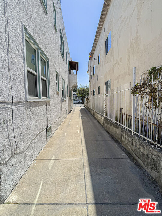Building Photo - 733 N Ridgewood Pl