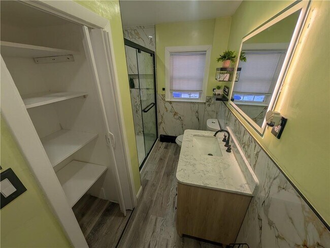 Building Photo - 136 Chatham St