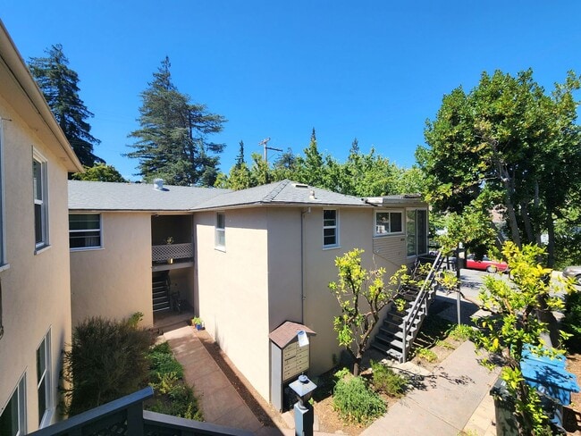 Building Photo - Downtown Palo Alto Living – 1 Bedroom Apartment Available March 4th.