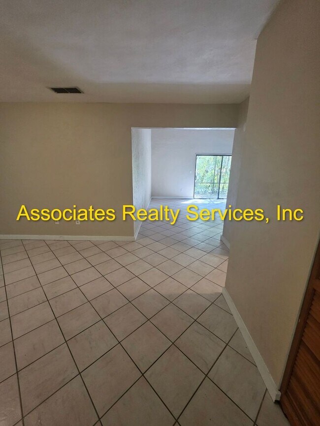 Building Photo - 3/2 North West!- 2 Weeks Free rent with im...
