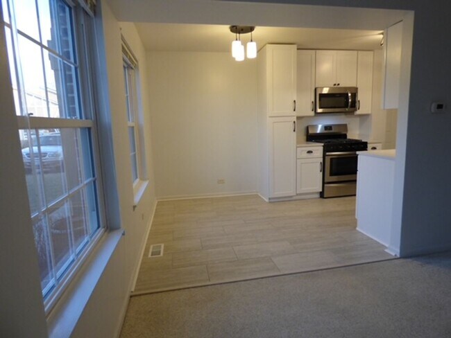 Building Photo - Beautiful 2 bd 1 1/2 ba as soon as July 1 move-in. Great Vernon Hills location!