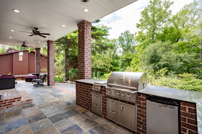 Building Photo - Historic Highland Road Beauty with Bayou V...