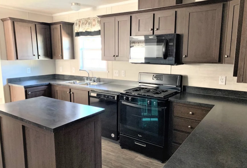 Primary Photo - 16703 Fall River Rd