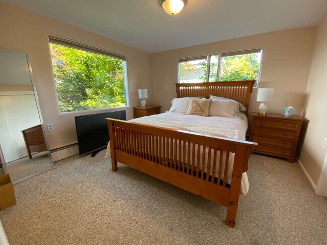 Building Photo - Spacious 5-Bedroom Home with Stunning View...