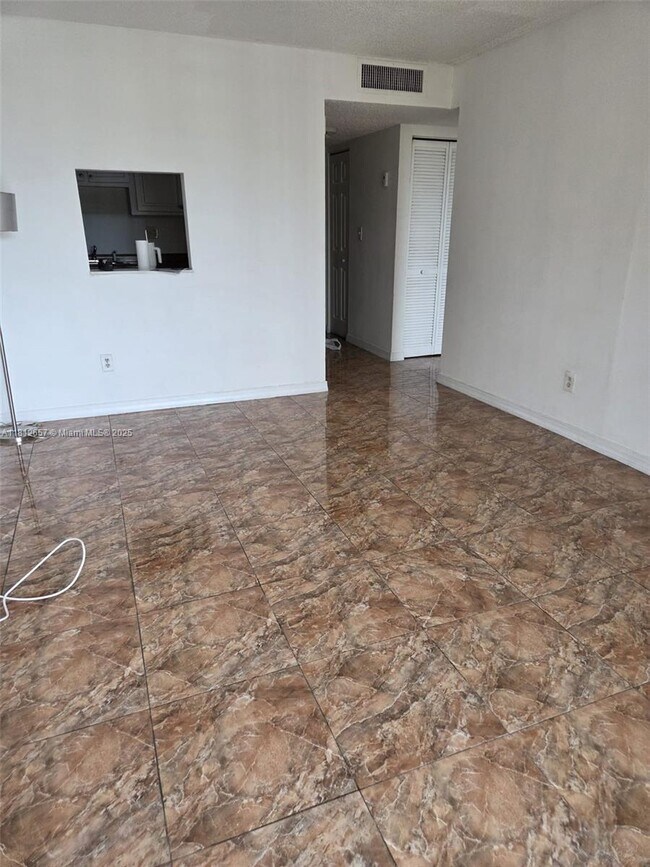 Building Photo - 14601 N Kendall Dr