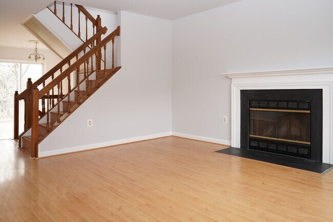 Building Photo - 4 Bedroom 3.5 Bath Townhome in Woodbridge, VA