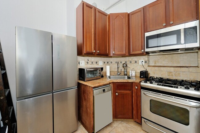 Building Photo - 7 W 82 St