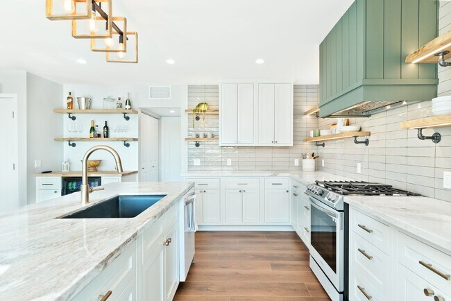 Building Photo - Costa Mesa, Panoramic Views, Pool - Fully ...