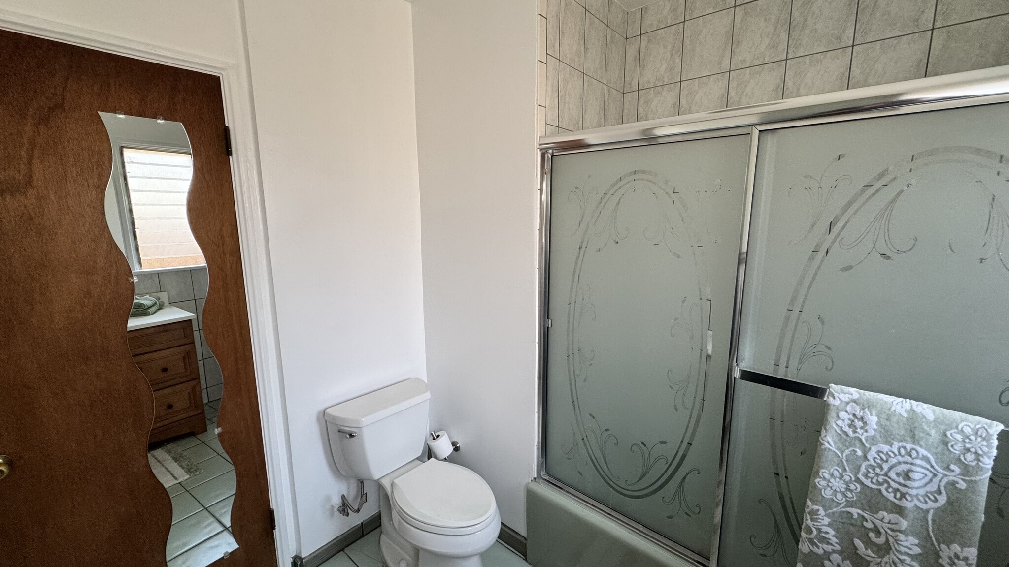 Main bathroom - 3822 Huron Ave