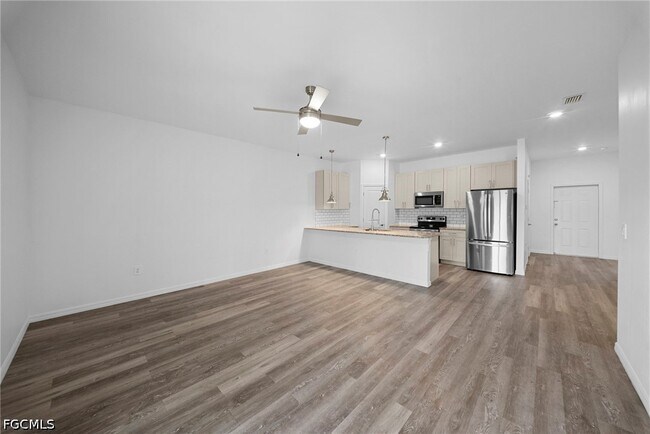 Building Photo - 26481 Sandhill Blvd