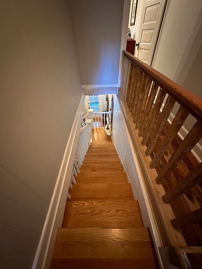 Building Photo - Vintage Home, furnished and upgraded: Occi...