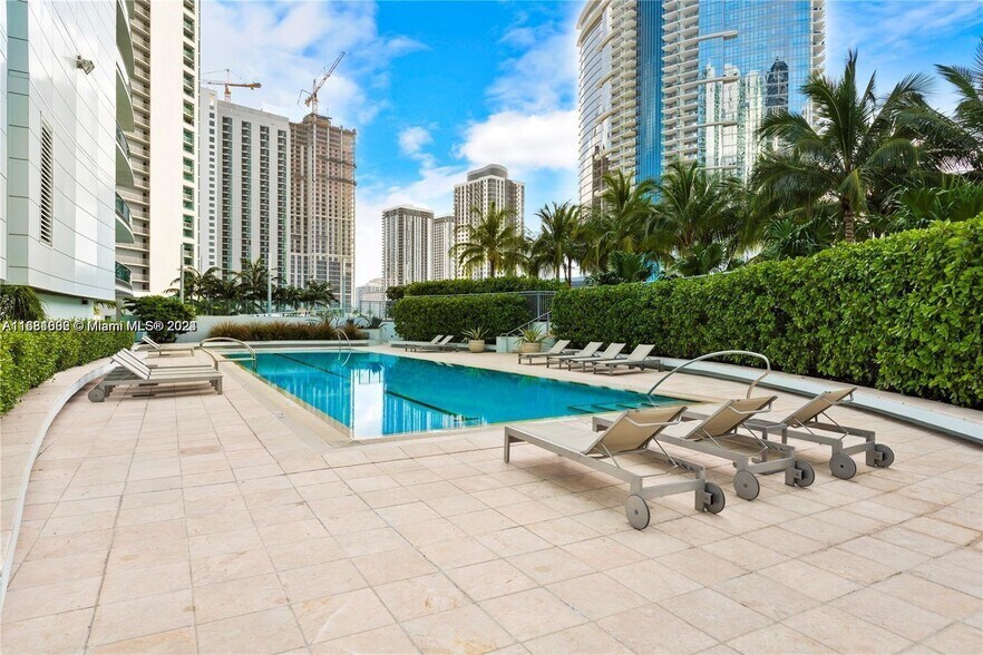 Building Photo - 900 Biscayne
