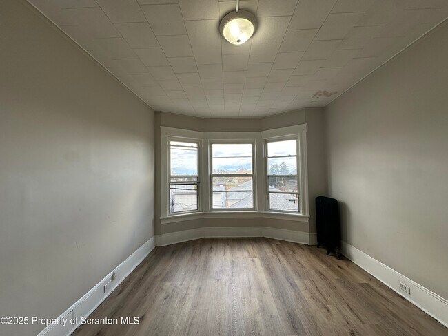 Building Photo - 568 Main St