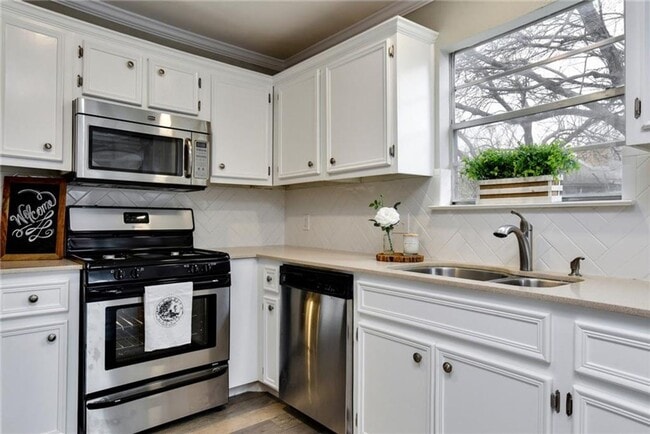 Building Photo - Charming North Austin 3x2.5