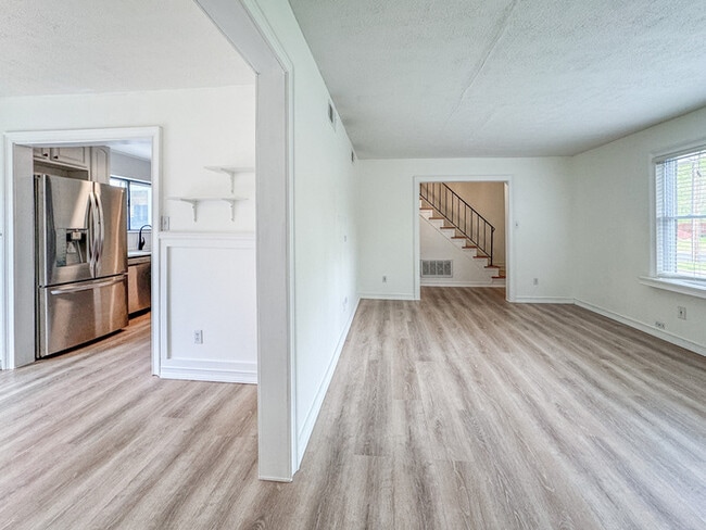 Building Photo - COME MEET YOUR NEW HOME IN KINGS GRANT!