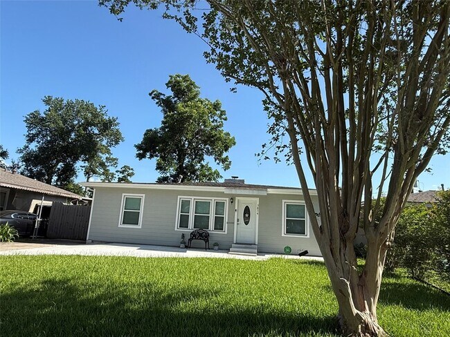 Building Photo - 3834 Rosedale St