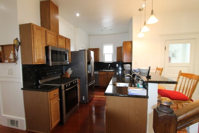 Building Photo - EPIC REA/AZARI PM -Spacious  3BR 2BA House...