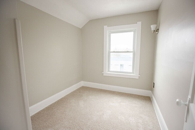 Building Photo - Cute three bedroom home in East Toledo!