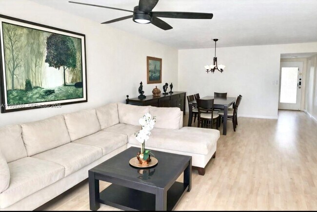 Building Photo - 2841 Somerset Dr