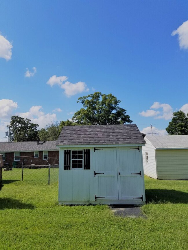 Building Photo - Brick ranch in Colonial Heights for rent.