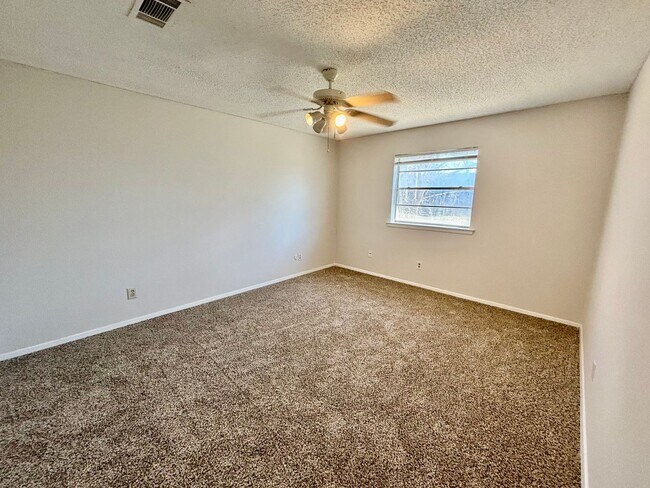 Building Photo - 800 Irwin Dr