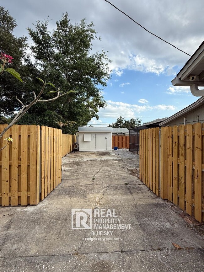 Building Photo - Updated South Tampa Pool Home with Fenced ...