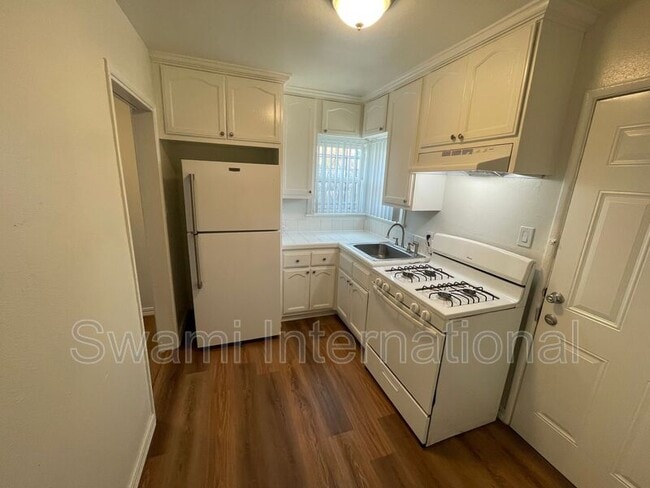 Building Photo - 724 W 80th St