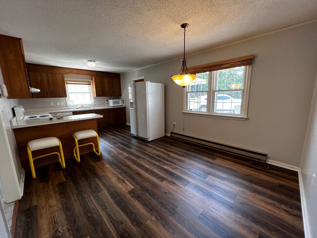 Building Photo - 3-Bed 2-Bath in Town with 3-Car Garage!