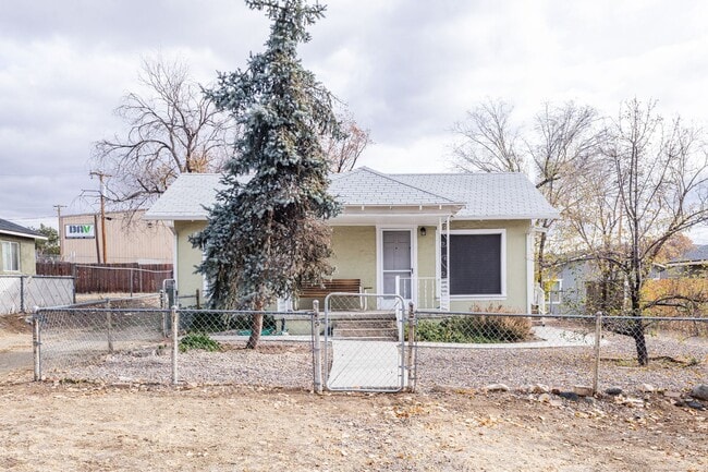 Building Photo - Adorable home on over-sized lot!